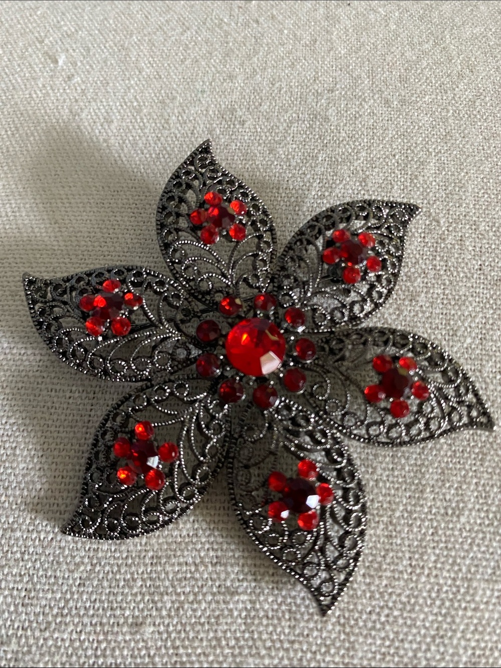Vintage Red Rhinestone Filigree Flower Brooch Silver Tone 6.5cm - Picture 2 of 3